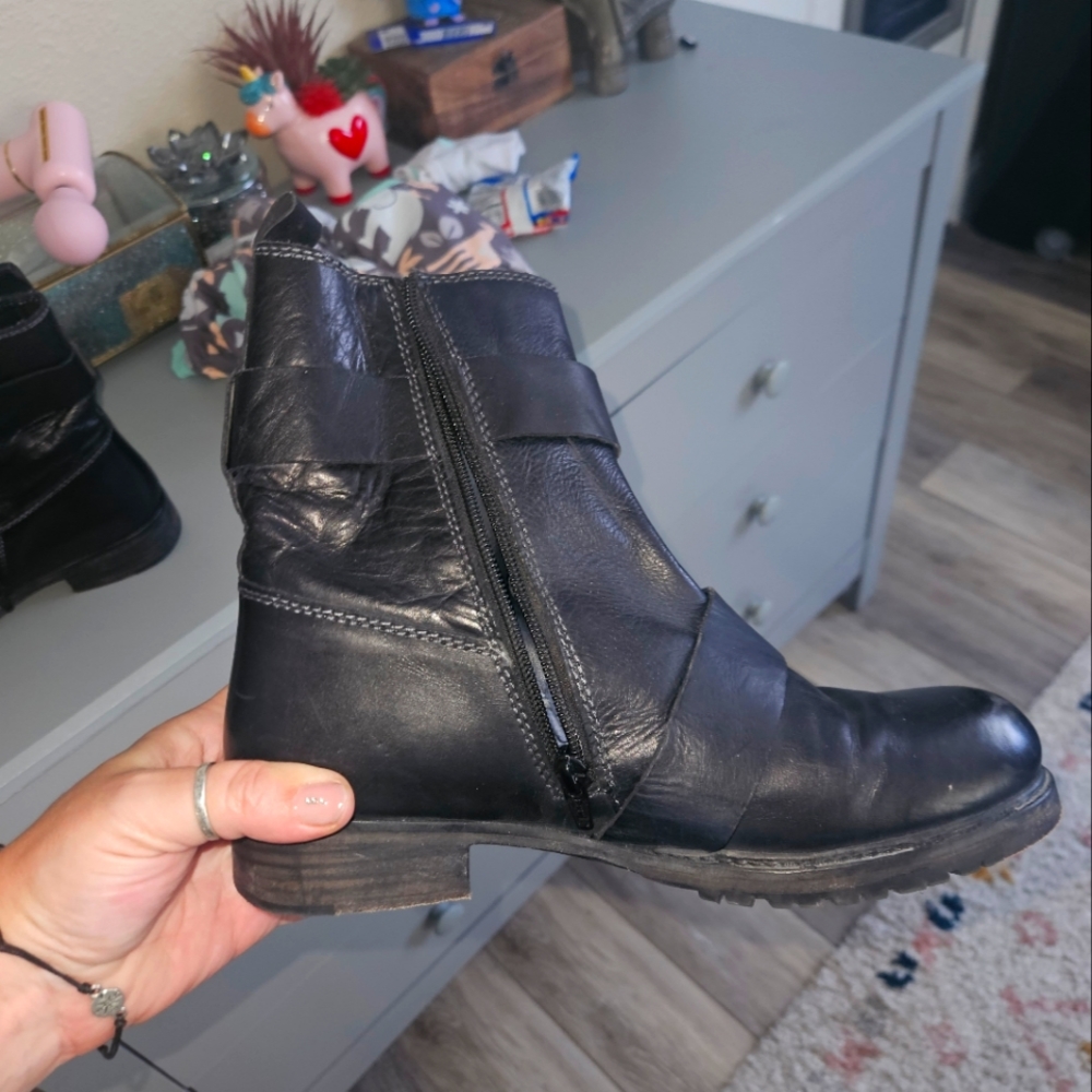Vintage Foundry black size 9 boots